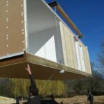 St Jeur d'ay - photo de descente d'un module bois d'une maison RE2020 pour pose sur site