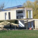 St Jeur d'ay - photo de pose d'un module bois d'une maison RE2020 pour assemblage sur site