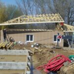 St Jeur d'Ay - pose élément de toiture d'une maison modulaire RE2020