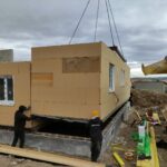 Eclassan, assemblage sur site d'éléments modulaires en bois pour la construction d'une maison.