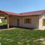 Colombier - vue entrée carport de la maison modulaire en bois RE2020